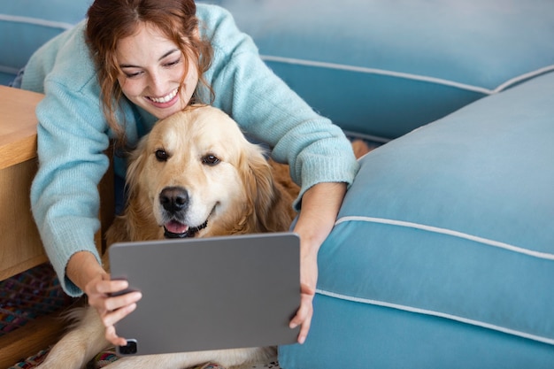 Foto grátis mulher de tiro médio segurando tablet