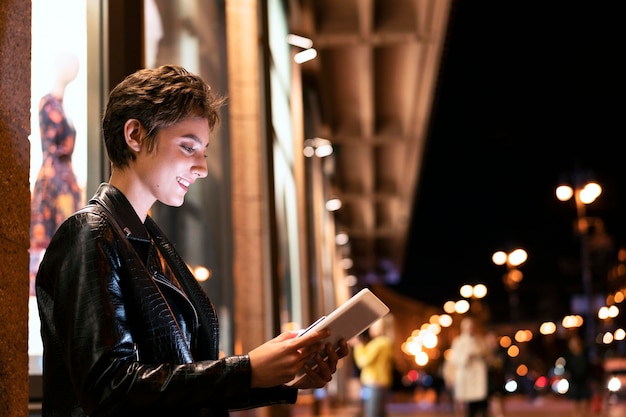 Mulher de tiro médio segurando tablet