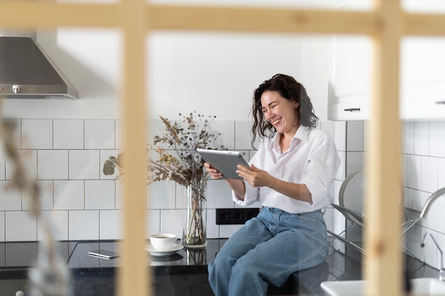 Mulher de tiro médio segurando tablet