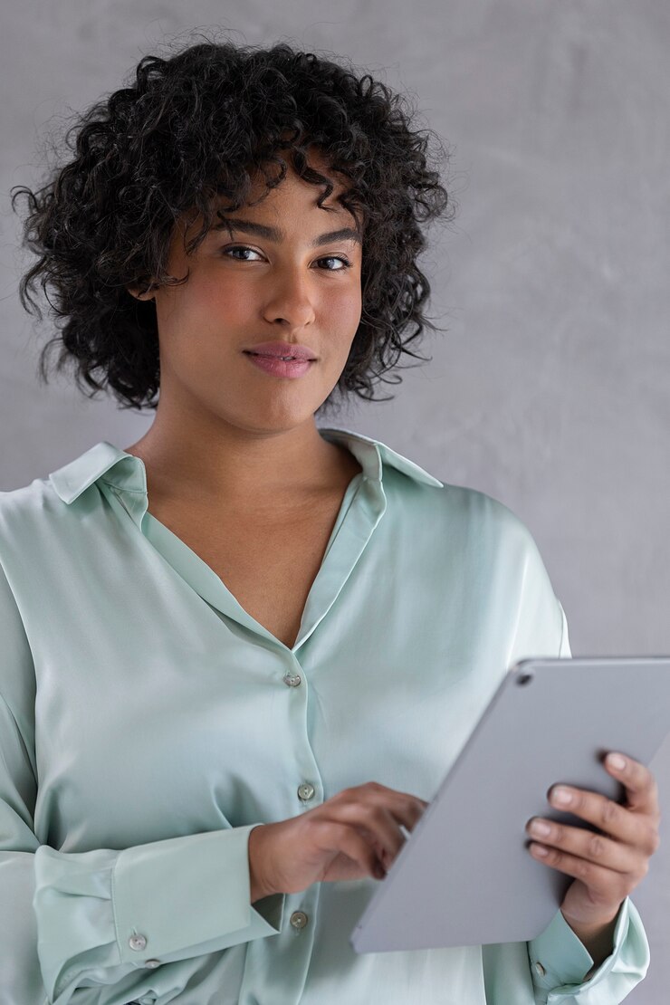 Foto grátis mulher de tiro médio segurando tablet