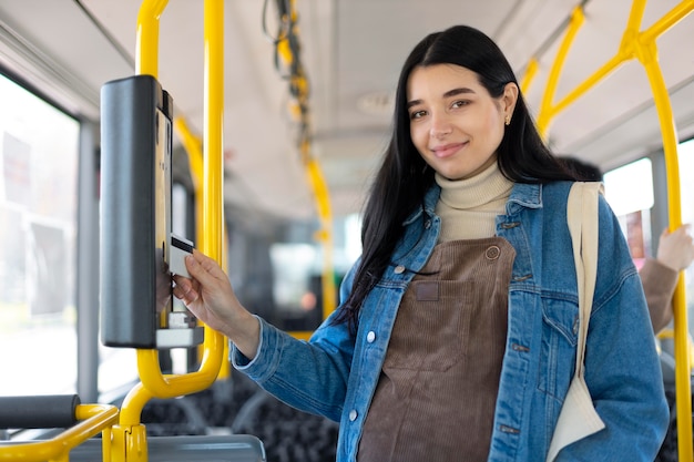 Mulher de tiro médio segurando um cartão