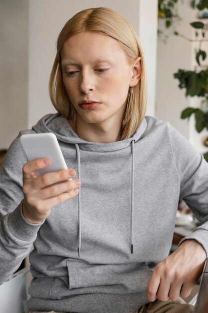 Mulher de tiro médio segurando um smartphone