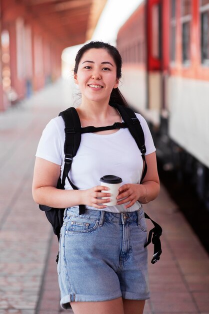 Mulher de tiro médio segurando uma xícara de café