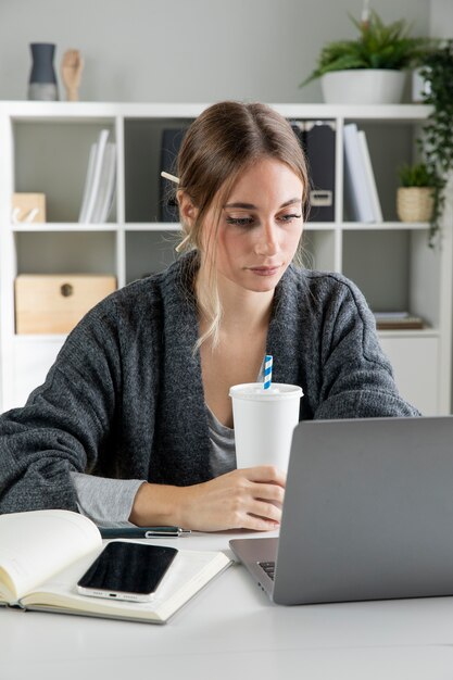 Mulher de tiro médio segurando uma xícara de café