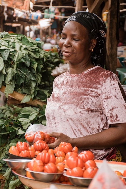 Mulher de tiro médio segurando vegetais