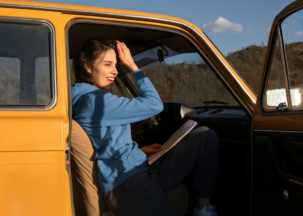 Mulher de tiro médio sentada no carro