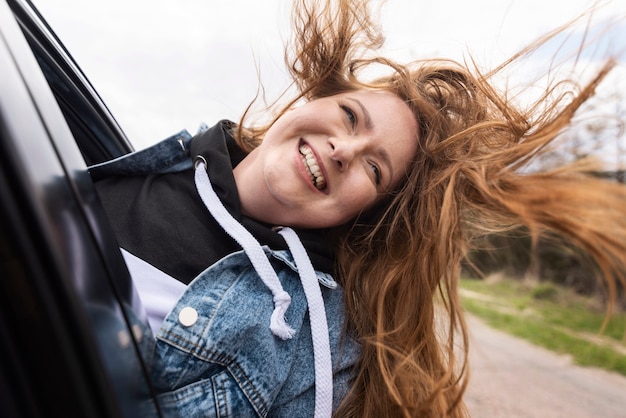 Mulher de tiro médio sorrindo