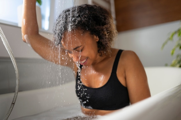 Foto grátis mulher de tiro médio tomando banho