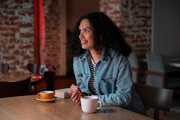 Foto grátis mulher de tiro médio tomando café