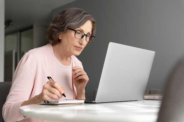 Mulher de tiro médio tomando notas