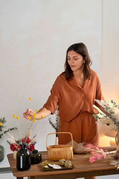 Mulher de tiro médio trabalhando com flores