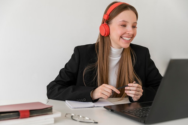 Mulher de tiro médio trabalhando com laptop