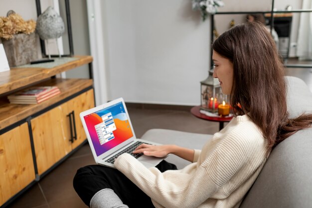 Mulher de tiro médio trabalhando com laptop