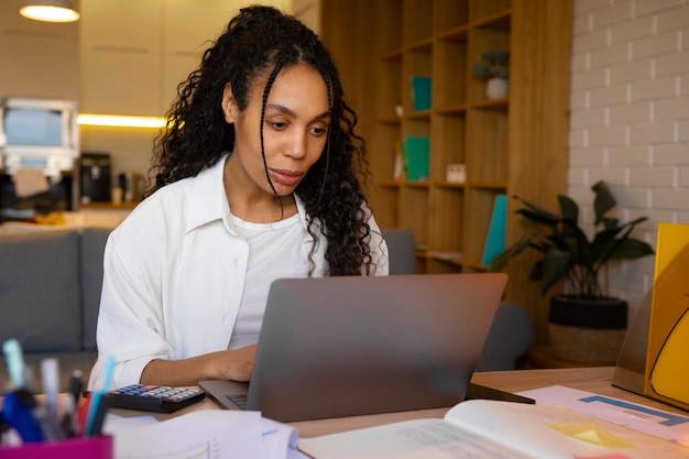 Foto grátis mulher de tiro médio trabalhando como economista