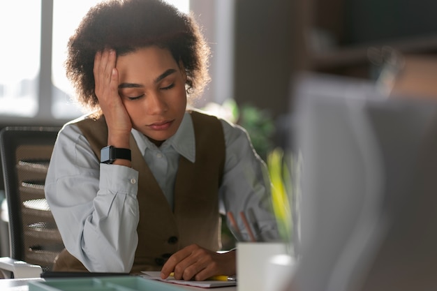 Foto grátis mulher de tiro médio trabalhando como economista