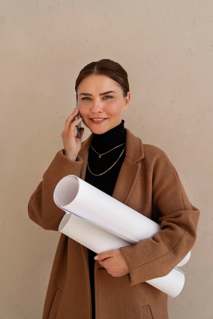 Mulher de tiro médio trabalhando em projeto de design de interiores