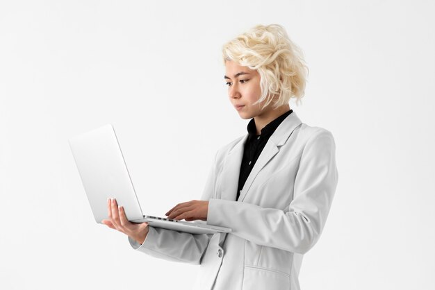 Mulher de tiro médio trabalhando em um laptop
