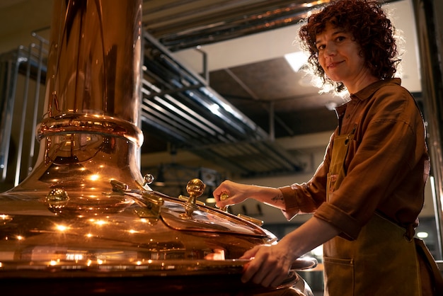 Foto grátis mulher de tiro médio trabalhando na fábrica de cerveja