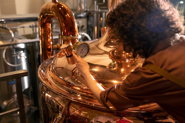 Foto grátis mulher de tiro médio trabalhando na fábrica de cerveja