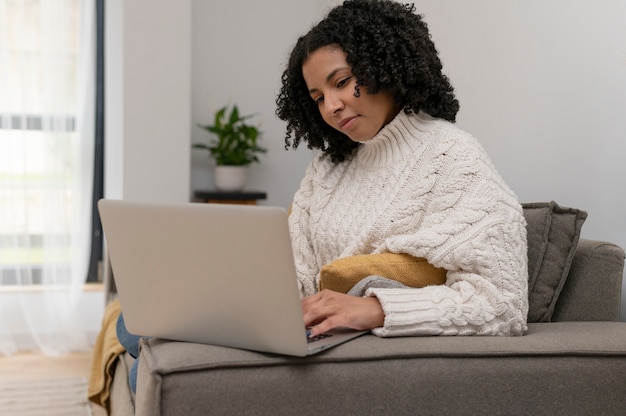 Foto grátis mulher de tiro médio trabalhando no laptop