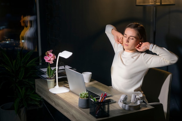 Foto grátis mulher de tiro médio trabalhando tarde da noite