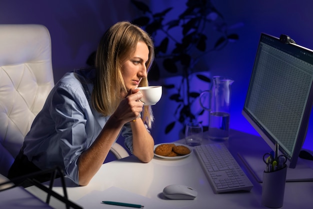 Foto grátis mulher de tiro médio trabalhando tarde da noite