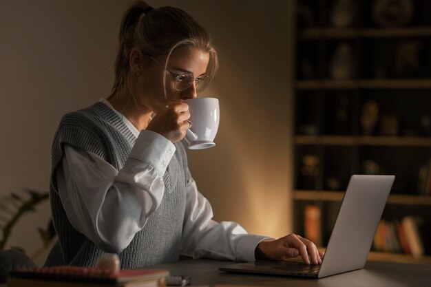 Mulher de tiro médio trabalhando tarde da noite