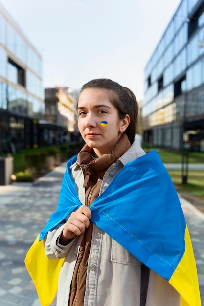 Mulher de tiro médio usando bandeira ucraniana