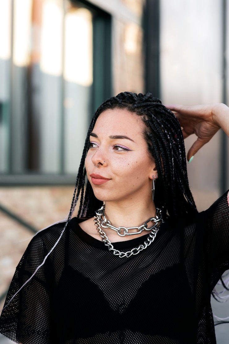 Foto grátis mulher de tiro médio usando colar de corrente