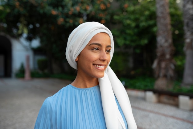 Foto grátis mulher de tiro médio vestindo halal ao ar livre