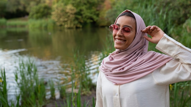 Foto grátis mulher de tiro médio vestindo halal ao ar livre