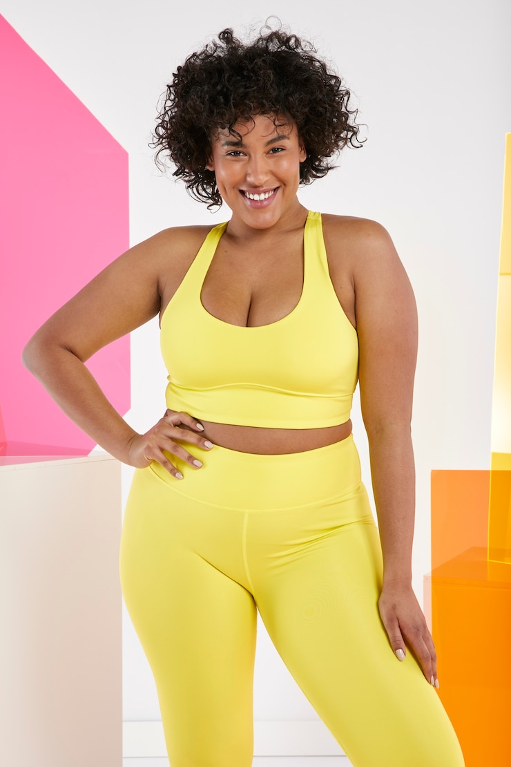 Foto grátis mulher de tiro médio vestindo roupa amarela
