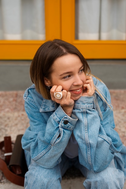 Mulher de tiro médio vestindo roupa jeans total