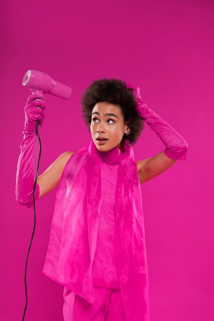 Mulher de tiro médio vestindo roupa rosa completa