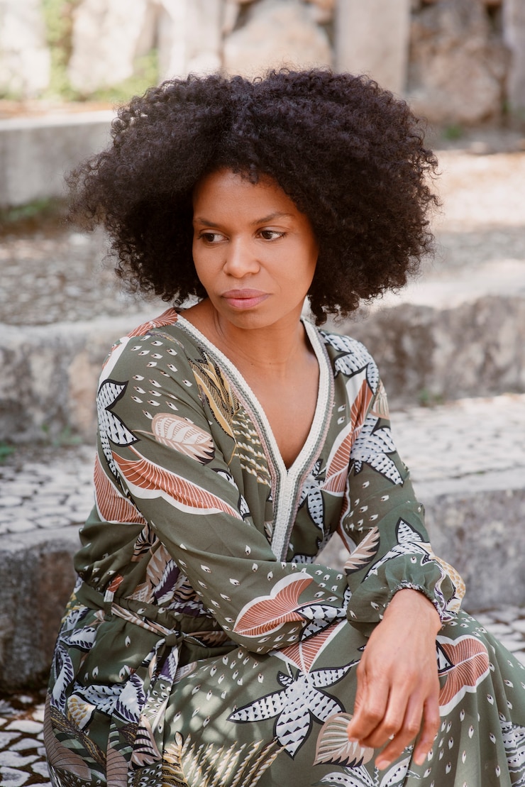 Foto grátis mulher de tom médio posando em um jardim romântico