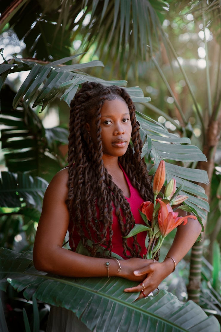 Foto grátis mulher de tom médio posando em um jardim romântico