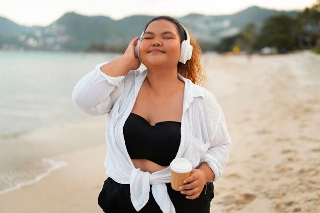 Mulher de tom médio usando fones de ouvido