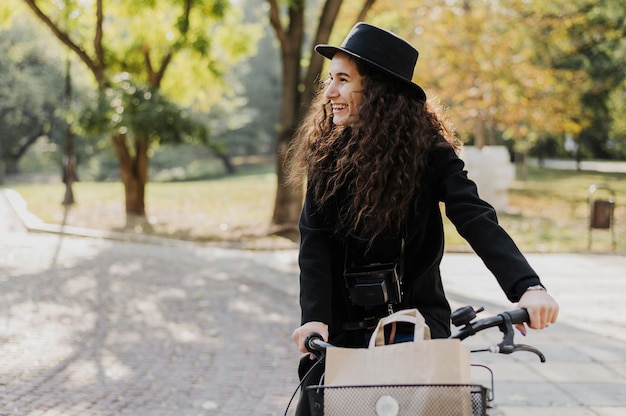 Mulher de transporte alternativo de bicicleta olhando para longe