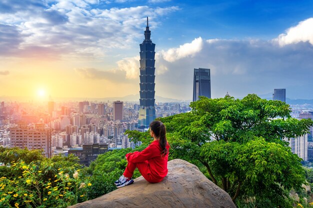 Mulher de turista apreciando a vista sobre as montanhas em Taipei, Taiwan.