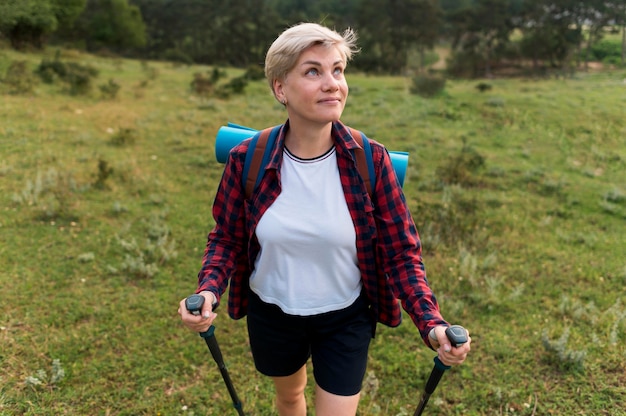 Mulher de turista sênior sorridente ao ar livre