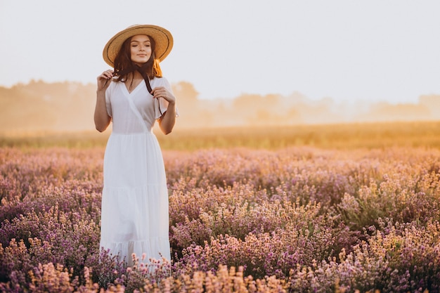 Mulher de vestido branco em um campo de lavanda