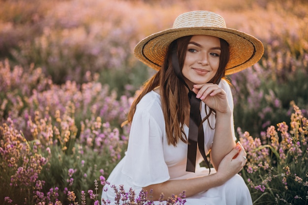 Mulher de vestido branco em um campo de lavanda