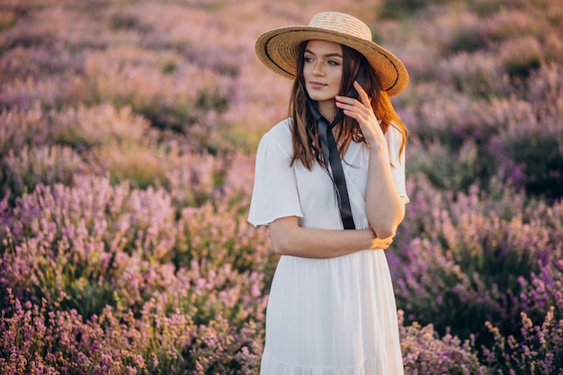 Foto grátis mulher de vestido branco em um campo de lavanda