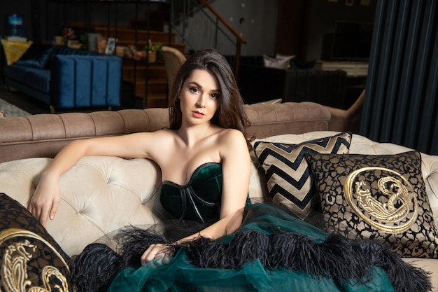 Foto grátis mulher de vestido posa na câmera