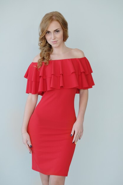 Mulher de vestido vermelho