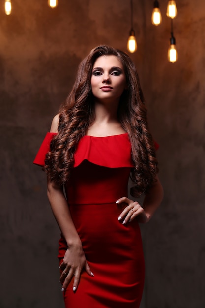 Foto grátis mulher de vestido vermelho