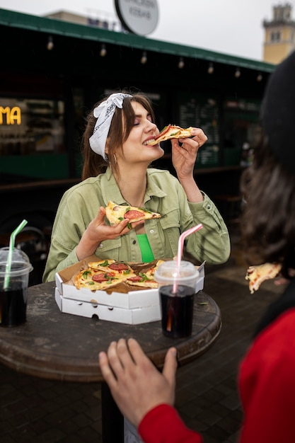 Mulher de vista frontal com deliciosa pizza