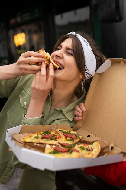 Foto grátis mulher de vista frontal com deliciosa pizza