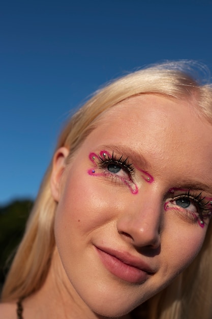 Foto grátis mulher de vista frontal com maquiagem gráfica para os olhos