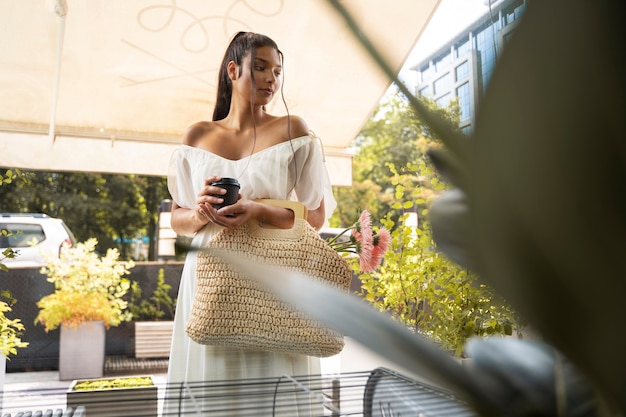 Foto grátis mulher de vista frontal com uma xícara de café